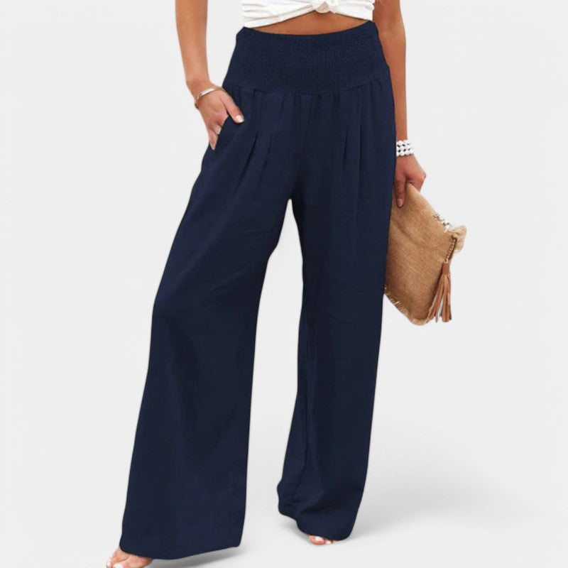 Ce pantalon en lin bleu marine combine élégance et confort. Avec sa taille élastique et sa coupe fluide, il est parfait pour un look décontracté et raffiné. Facile à assortir avec un top léger pour une tenue chic et estivale.