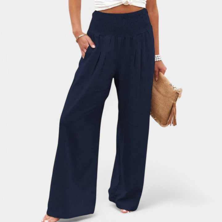 Ce pantalon en lin bleu marine combine élégance et confort. Avec sa taille élastique et sa coupe fluide, il est parfait pour un look décontracté et raffiné. Facile à assortir avec un top léger pour une tenue chic et estivale.