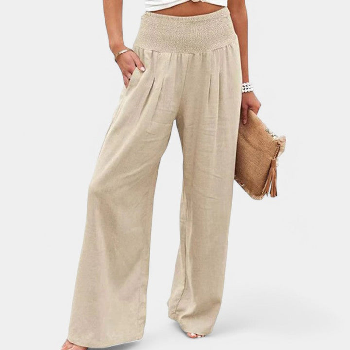 Ce pantalon beige en lin offre une coupe fluide et confortable avec une taille élastique. Parfait pour les journées ensoleillées, il apporte une touche de fraîcheur et de style à votre garde-robe. À associer avec un top léger pour un look chic et décontracté.