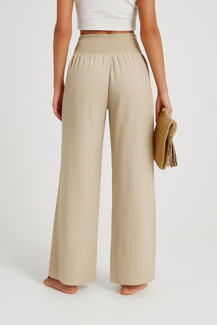 Vue arrière du pantalon en lin beige avec une taille élastique. Ce pantalon fluide offre un confort optimal tout en apportant une touche d’élégance décontractée. Idéal pour un look estival, il se porte avec un top léger pour une tenue à la fois chic et confortable.