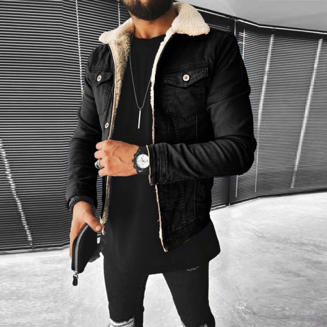 Veste en denim vintage pour homme avec col en fausse fourrure, associée à un t-shirt, une montre-bracelet et des accessoires, mettant en valeur un look décontracté, élégant et moderne.