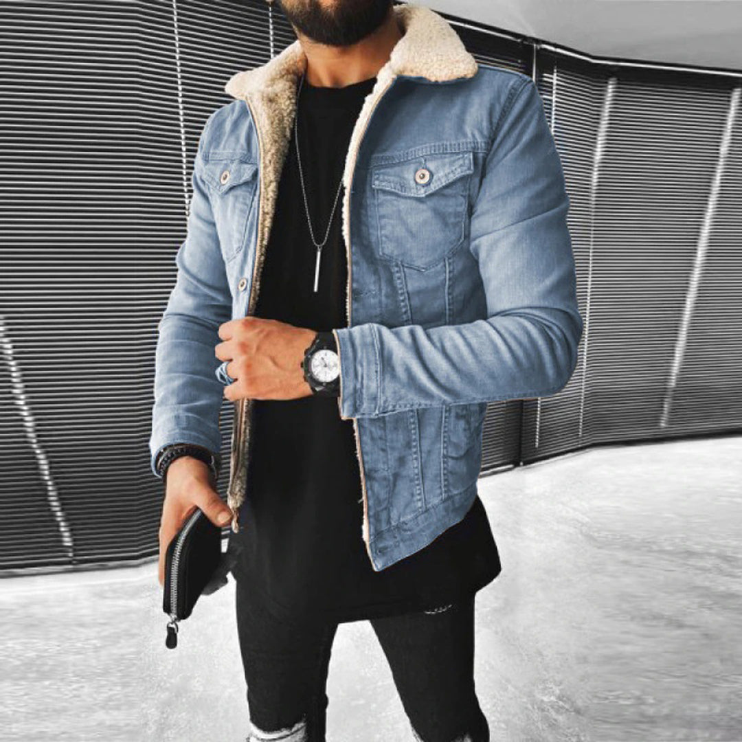 Veste en denim légère vintage pour homme avec col en fausse fourrure, associée à un t-shirt et une montre-bracelet, dégageant un look décontracté et stylé.