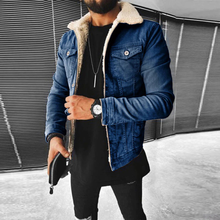 Veste en denim vintage pour homme avec col en fausse fourrure, stylée avec un t-shirt et une montre-bracelet, parfaite pour un look décontracté et tendance.