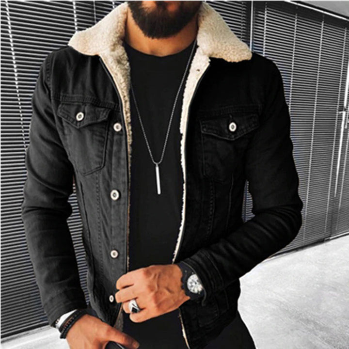 Veste en denim vintage pour homme avec col en fausse fourrure, fermeture à boutons et poches sur la poitrine, stylée avec un t-shirt pour un look épuré et décontracté.