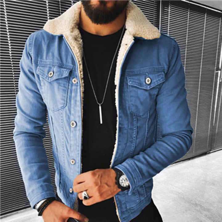 Veste en denim vintage pour homme avec col en fausse fourrure, fermeture à boutons et poches sur la poitrine, stylée avec un t-shirt pour un look décontracté mais tendance.