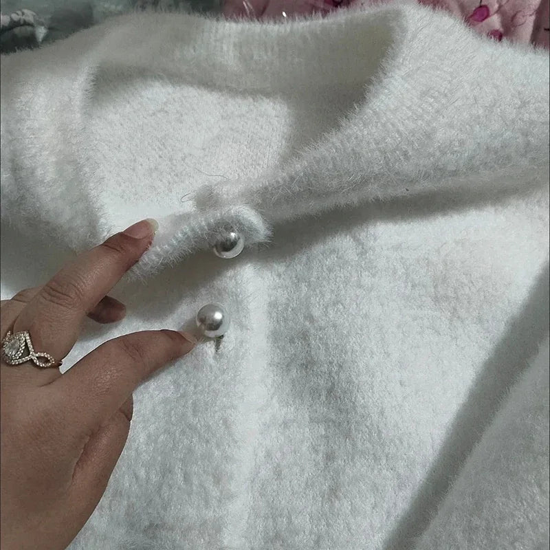 Gros plan sur les boutons en perle du cardigan chic pour femme Luna, mettant en évidence le détail élégant et raffiné du vêtement.