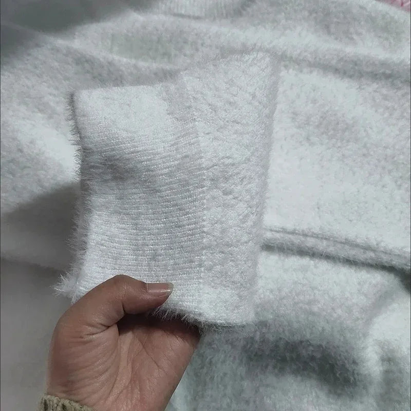 Gros plan sur le tissu doux et texturé du cardigan chic pour femme Luna, mettant en valeur la qualité et le confort de la matière.