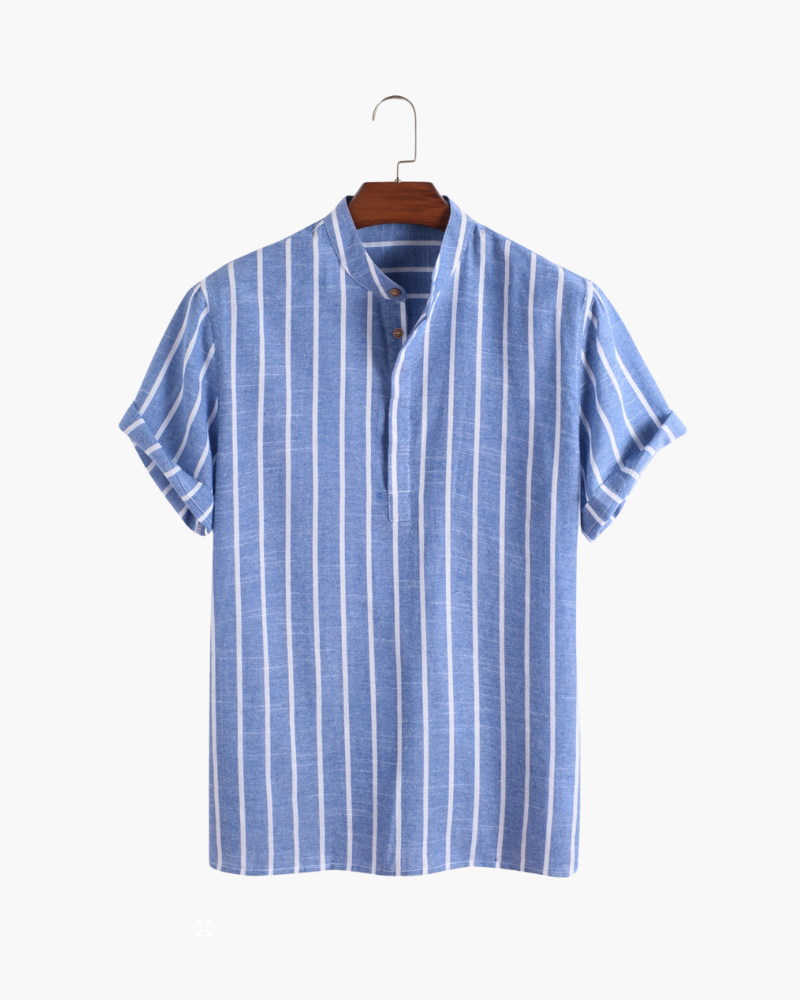 Chemise d’été moderne Lyam pour homme en lin bleu clair à rayures blanches verticales, avec col officier et manches courtes retroussées, présentée sur un cintre pour un style élégant et respirant.