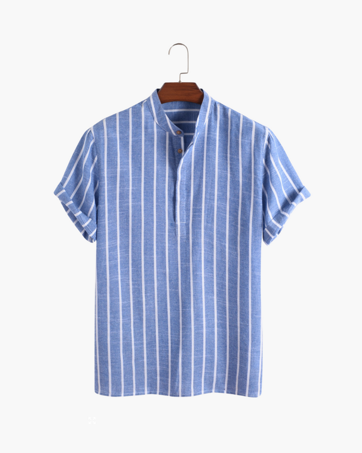 Chemise d’été moderne Lyam pour homme en lin bleu clair à rayures blanches verticales, avec col officier et manches courtes retroussées, présentée sur un cintre pour un style élégant et respirant.
