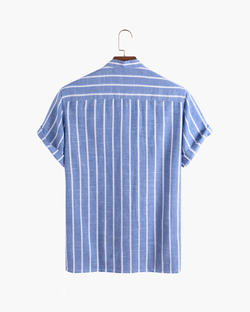 Vue arrière de la chemise d’été moderne Lyam pour homme en lin bleu à rayures blanches, avec manches courtes retroussées et coupe légère idéale pour un look élégant et respirant.
