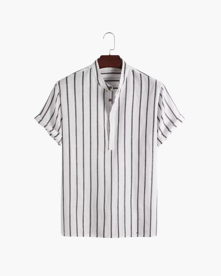 Chemise d’été moderne Lyam pour homme en lin blanc à rayures verticales grises, avec col officier et manches courtes, présentée sur un cintre pour un style léger et élégant.