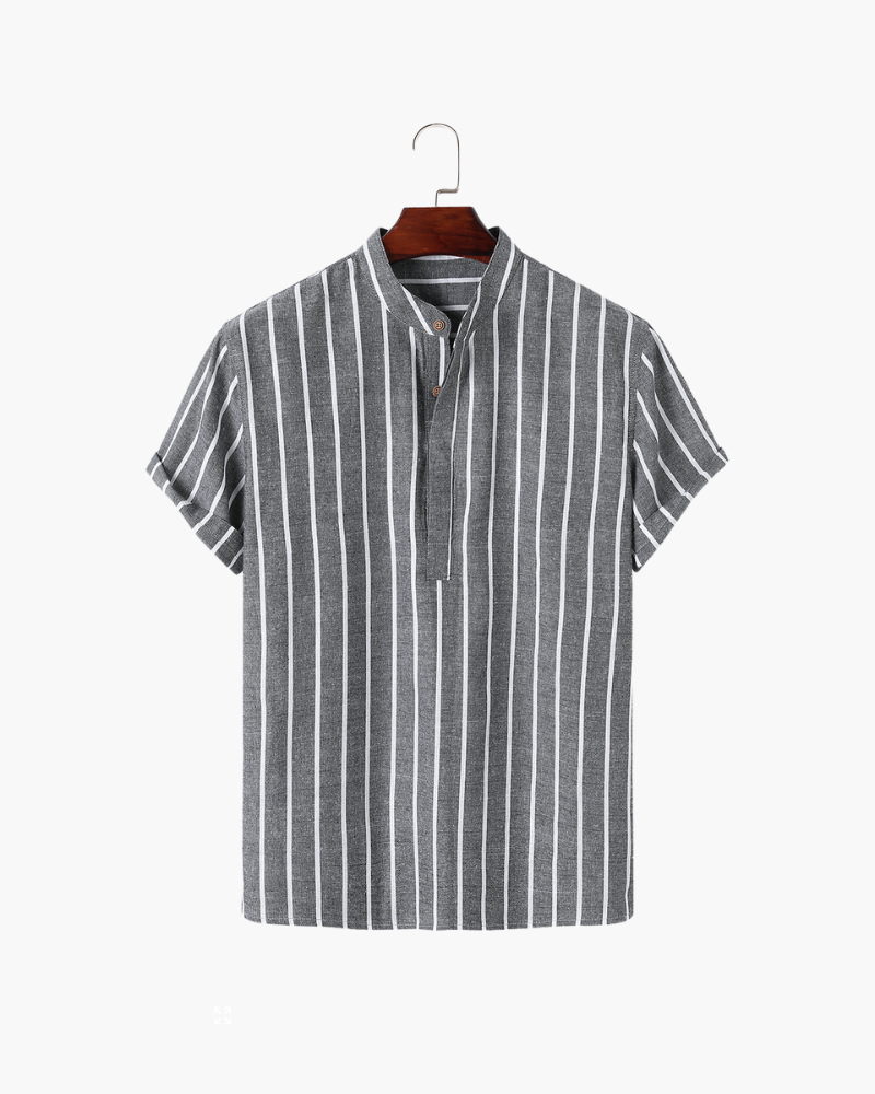 Chemise d'été moderne pour homme en lin gris à rayures blanches verticales, avec col montant et manches courtes retroussées, suspendue sur un cintre en bois.