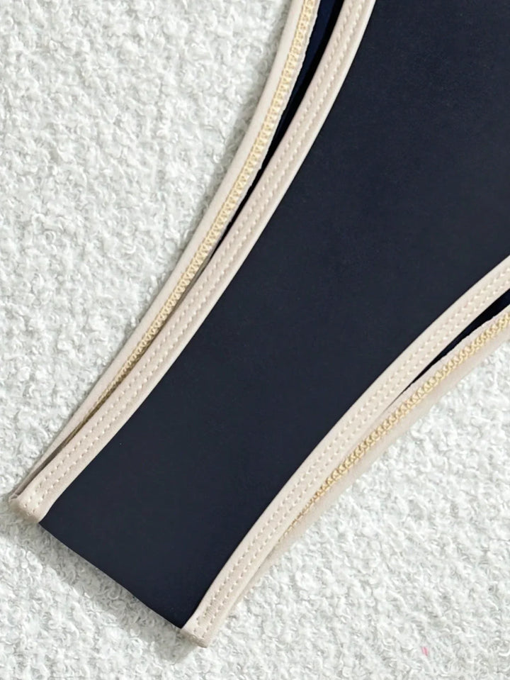 Zoom sur le détail du bas du bikini avec des coutures contrastantes et élégantes, mettant en valeur le design moderne et tendance de l'ensemble.