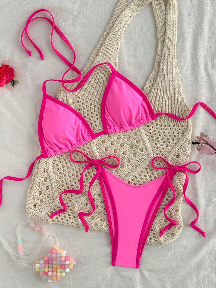 Ensemble bikini triangle féminin de couleur rose vif, avec des liens à nouer et des détails contrastés. Accompagné d'un sac en crochet et de perles pour un look estival tendance.