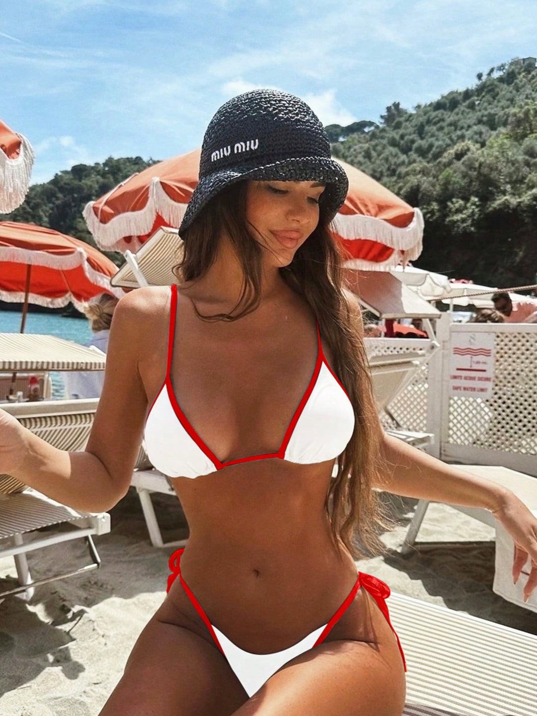 Ensemble bikini triangle pour femme, avec un haut blanc rehaussé de bordures rouges et un bas assorti à nouer sur les côtés, idéal pour un look estival chic et tendance.