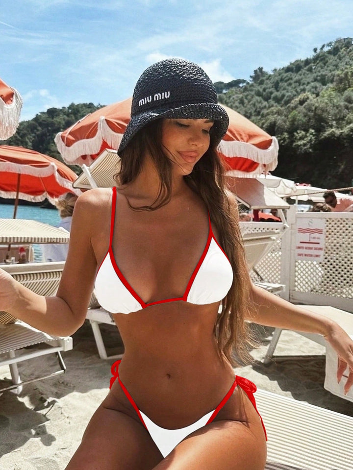 Ensemble bikini triangle pour femme, avec un haut blanc rehaussé de bordures rouges et un bas assorti à nouer sur les côtés, idéal pour un look estival chic et tendance.