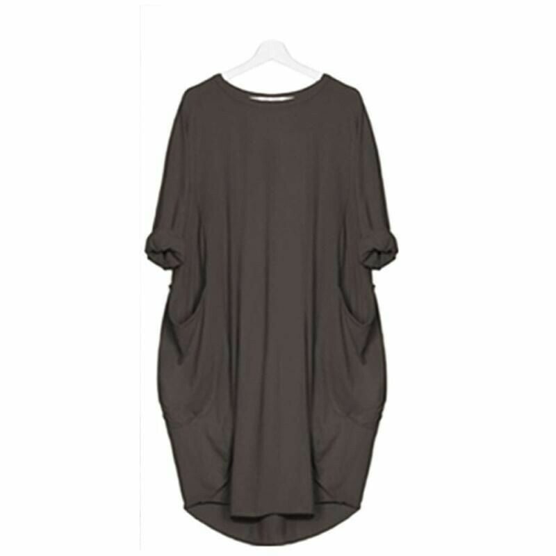 robe ample gris foncé à col rond, manches 3/4, grandes poches latérales et ourlet arrondi, coupe fluide et confortable.