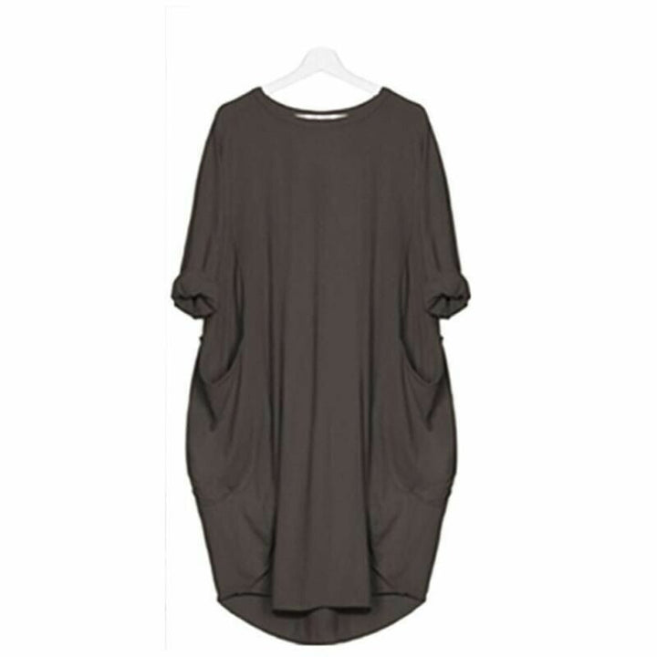 robe ample gris foncé à col rond, manches 3/4, grandes poches latérales et ourlet arrondi, coupe fluide et confortable.
