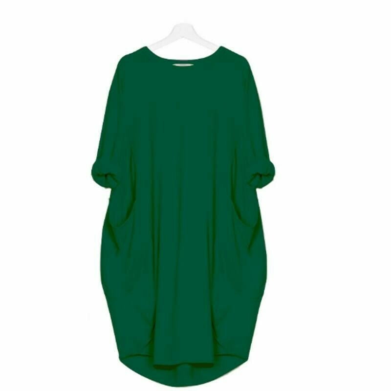 robe ample vert foncé à col rond, manches 3/4, grandes poches latérales et ourlet arrondi, coupe fluide et confortable.
