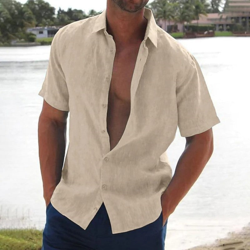 Homme portant la chemise à manches courtes Macon beige, légère et tendance, ouverte sur le devant, idéale pour un style décontracté en bord de mer.