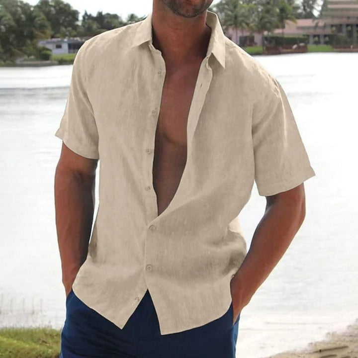 Homme portant la chemise à manches courtes Macon beige, légère et tendance, ouverte sur le devant, idéale pour un style décontracté en bord de mer.