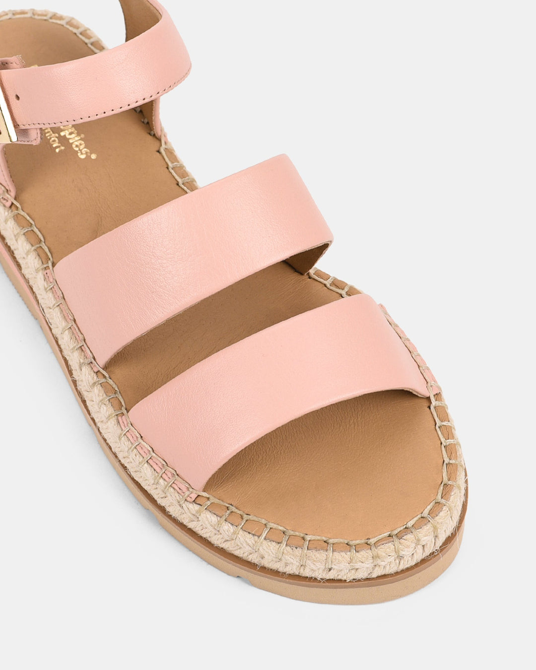 Sandales d’été Macy pour femmes, détail des brides larges en rose nude avec semelle en corde tressée. Design moderne et confortable, idéal pour un style estival chic et tendance.