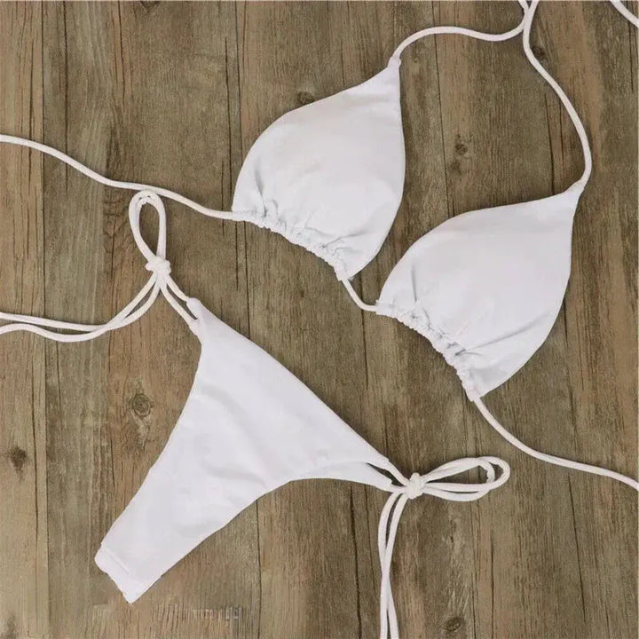 Ensemble bikini Madeleine doré pour femme, coupe deux-pièces adaptée aux vacances au soleil.