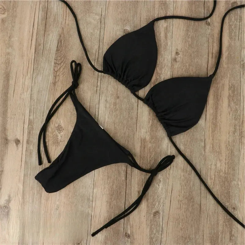Ensemble bikini Madeleine doré pour femme, coupe deux-pièces adaptée aux vacances au soleil.