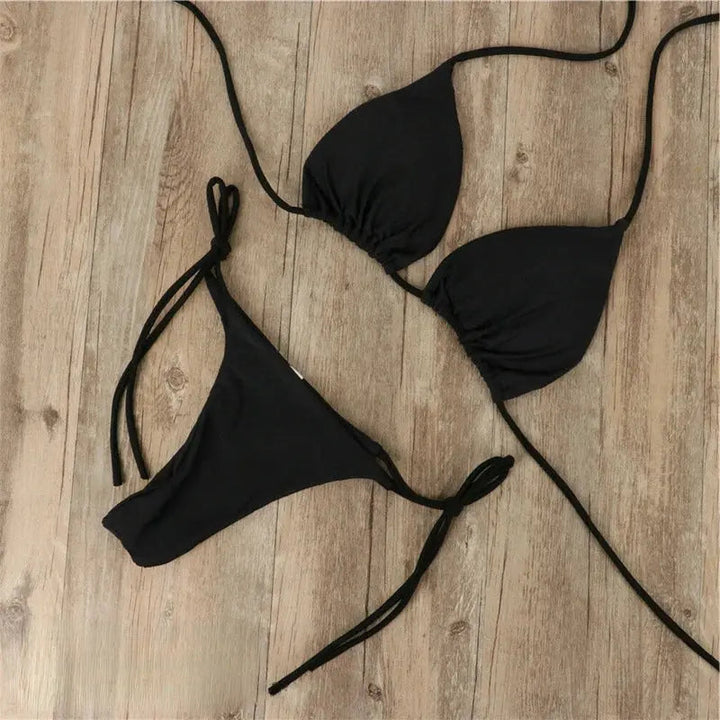 Ensemble bikini Madeleine doré pour femme, coupe deux-pièces adaptée aux vacances au soleil.