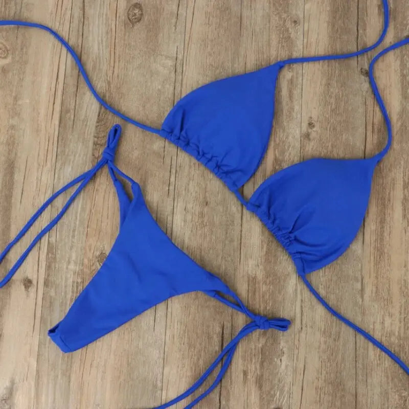 Ensemble bikini Madeleine doré pour femme, coupe deux-pièces adaptée aux vacances au soleil.