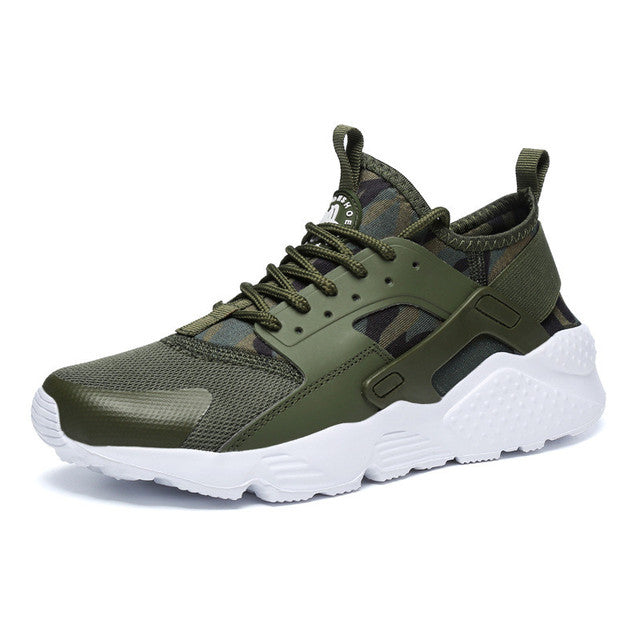 Sneaker kaki/vert olive en mesh respirant avec détails camouflage, lacets et semelle épaisse blanche amortissante, look urbain.