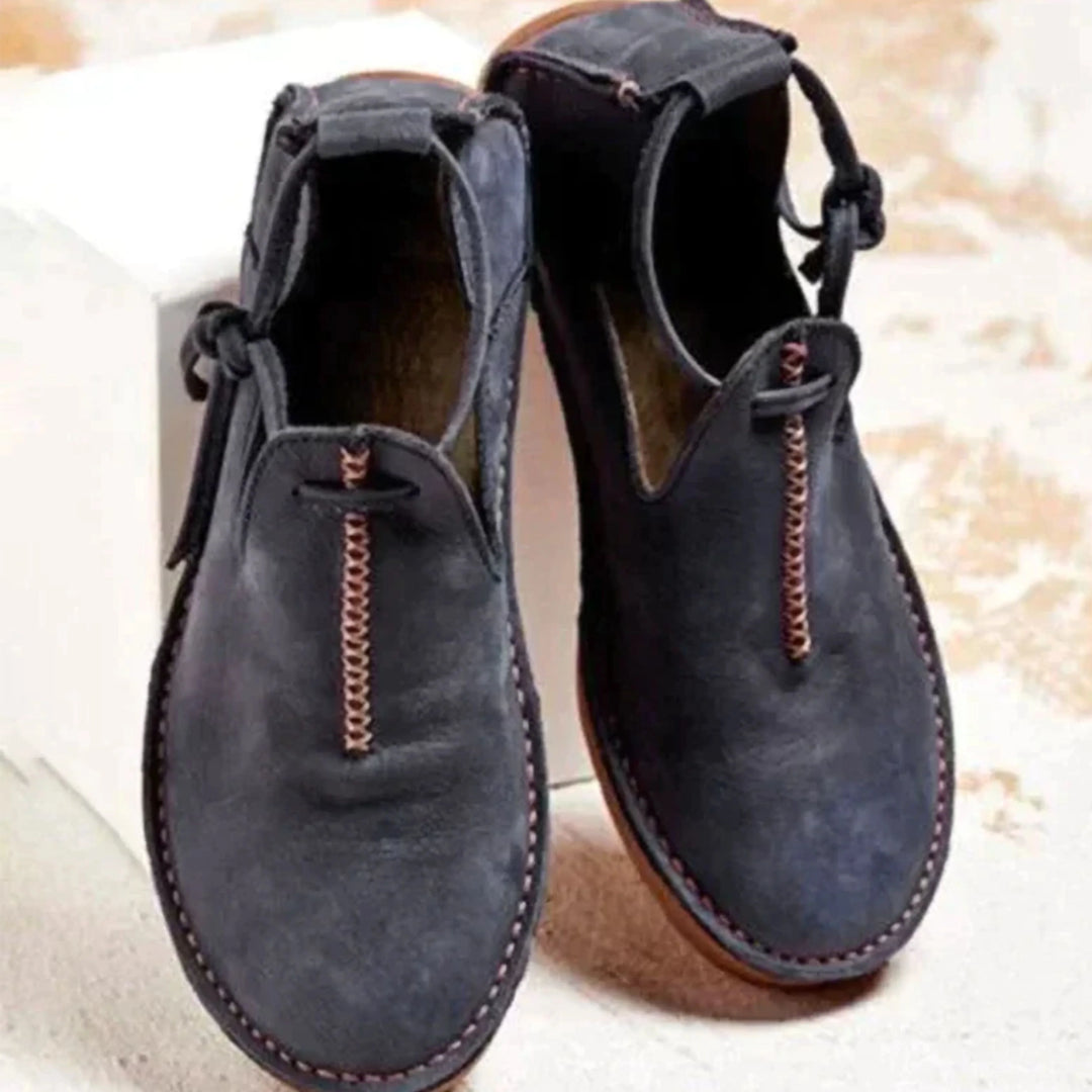 Chaussures confortables pour femme en cuir noir, avec une finition soignée et une fermeture à lacet décorative. Un modèle à la fois tendance et pratique, idéal pour un look décontracté et élégant au quotidien.
