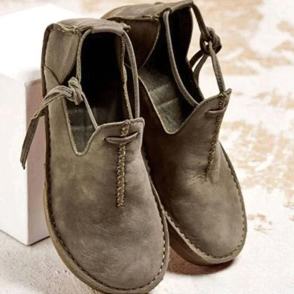 Chaussures confortables pour femme en cuir de couleur taupe, avec une finition soignée et des lacets décoratifs. Un modèle à la fois chic et décontracté, parfait pour un style tendance et un confort au quotidien.