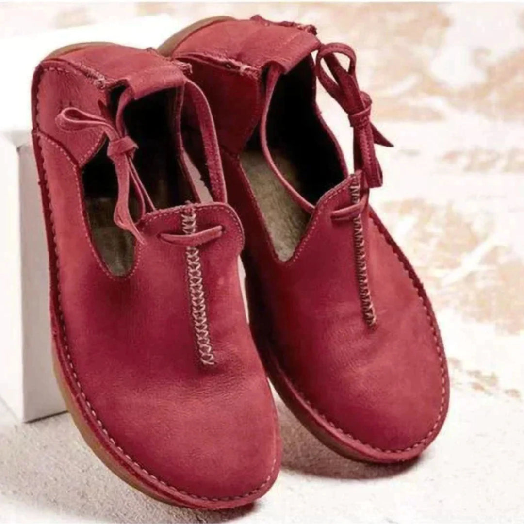 Chaussures confortables pour femme en cuir rouge, avec une finition soignée et des lacets décoratifs. Un modèle audacieux et élégant, parfait pour un look décontracté et tendance tout en garantissant confort et praticité.
