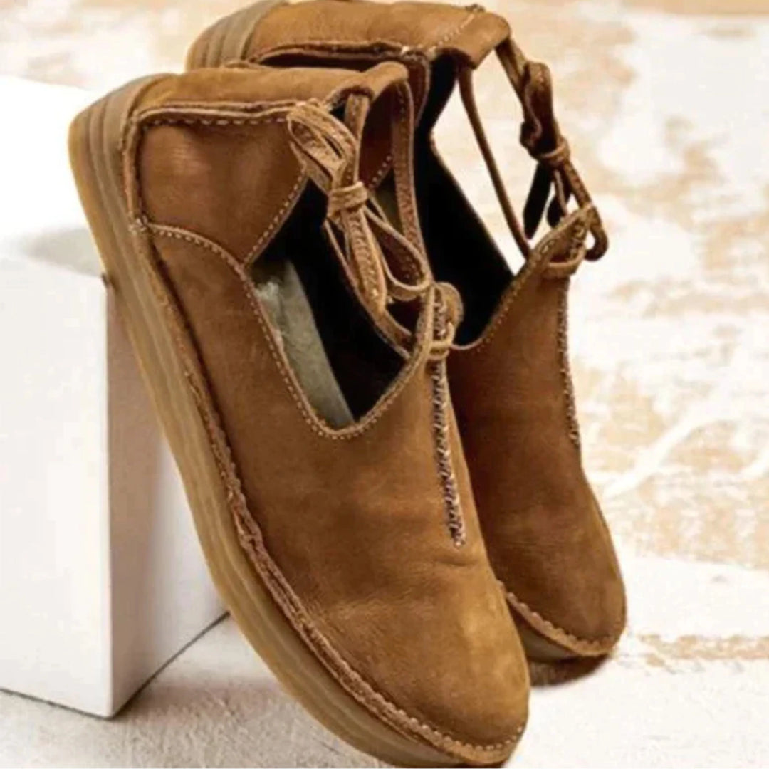 Chaussures confortables pour femme en cuir marron, avec des lacets décoratifs et une semelle épaisse pour plus de confort. Un modèle à la fois stylé et pratique, parfait pour un look décontracté et moderne.