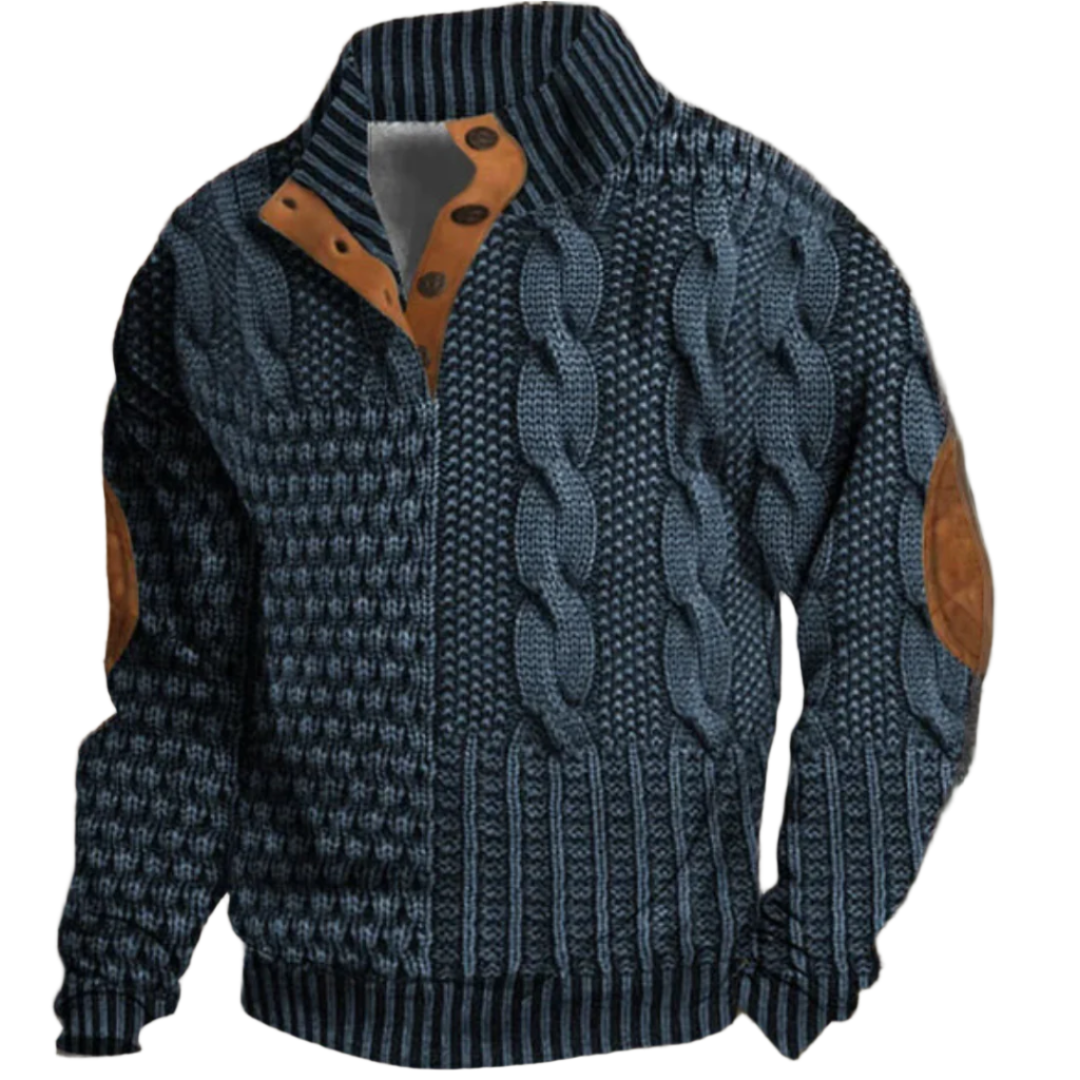 Marc | Pull à manches longues pour homme, design oversize, avec motif en tricot torsadé bleu et des coudières en suède marron, col montant et fermeture à boutons sur le côté.