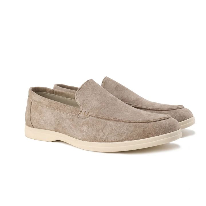Mocassins en daim beige clair avec une semelle beige, conçus pour allier confort et élégance, parfaits pour un look moderne et raffiné.
