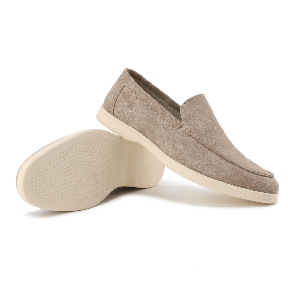 Mocassins en daim beige avec une semelle beige, mettant en avant leur conception soignée et leur confort moderne.