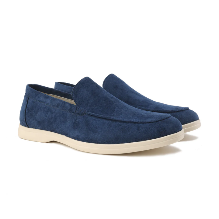 Mocassins en daim bleu avec une finition soignée et une semelle beige, parfaits pour un style moderne et élégant.