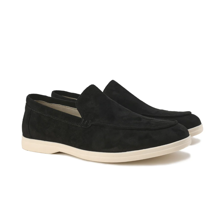 Mocassins en daim noir avec une finition soignée et une semelle beige, parfaits pour un look moderne et élégant.