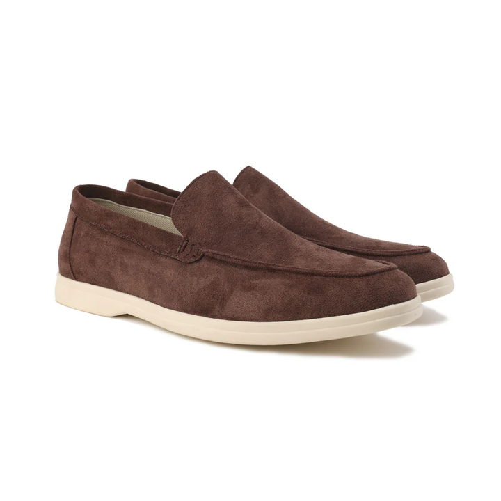 Mocassins en daim marron avec une finition élégante et une semelle beige, alliant confort et style pour une allure moderne et raffinée.