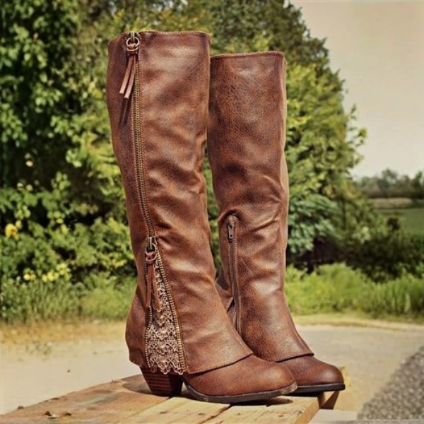 Bottes en cuir marron pour femme, à la coupe haute avec fermeture éclair sur le côté et détail en dentelle. Elles sont dotées d'un petit talon, idéales pour ajouter une touche élégante et moderne à vos tenues, tout en offrant confort et style.