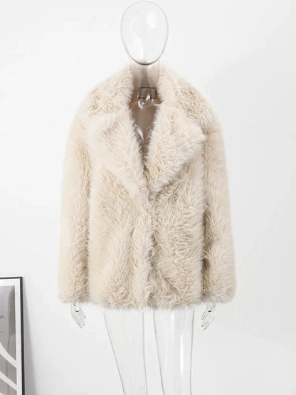  Manteau en fausse fourrure ivoire avec col large et coupe élégante, conçu pour offrir confort et chaleur durant l’hiver.