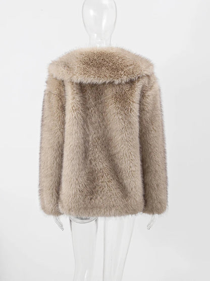 Vue arrière d’un manteau long en fausse fourrure beige, à col large et coupe droite, offrant chaleur et élégance pour l’hiver.
