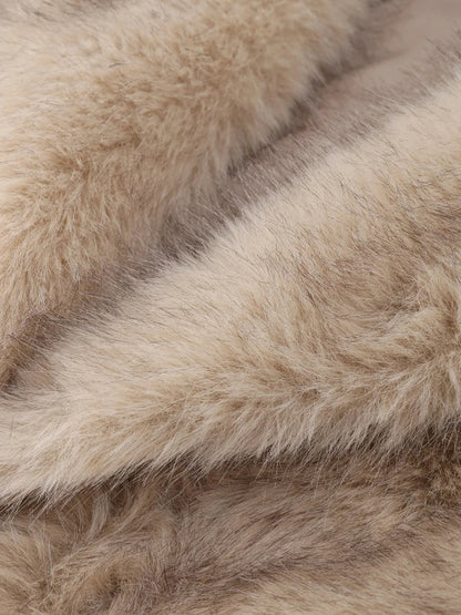 Gros plan sur la texture douce et épaisse en fausse fourrure beige, idéale pour un manteau d’hiver élégant, chaud et confortable.