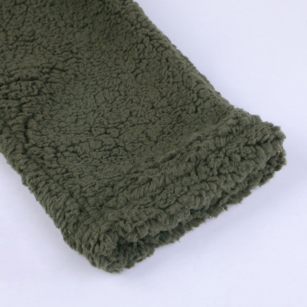 Détail de manche de la veste Marie, veste d’hiver courte pour femme en fourrure synthétique vert kaki, tissu chaud et doux pour un confort optimal.