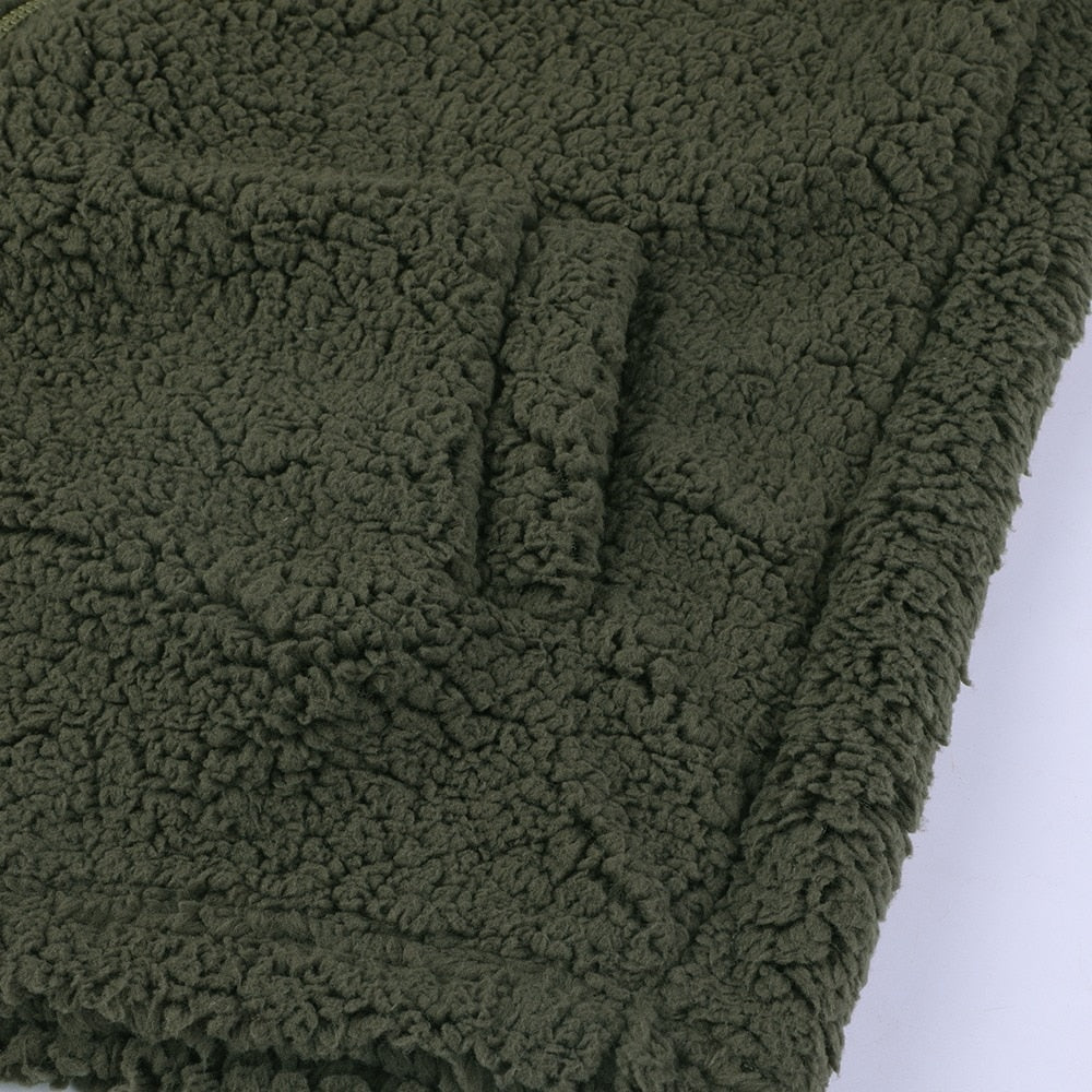 Détail de la veste Marie, veste d’hiver courte pour femme en fourrure synthétique vert kaki, matière chaude et douce avec poche latérale pratique.