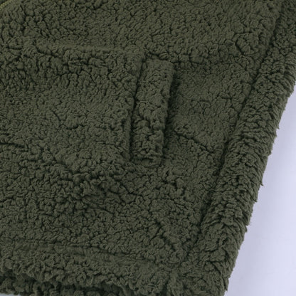 Détail de la veste Marie, veste d’hiver courte pour femme en fourrure synthétique vert kaki, matière chaude et douce avec poche latérale pratique.