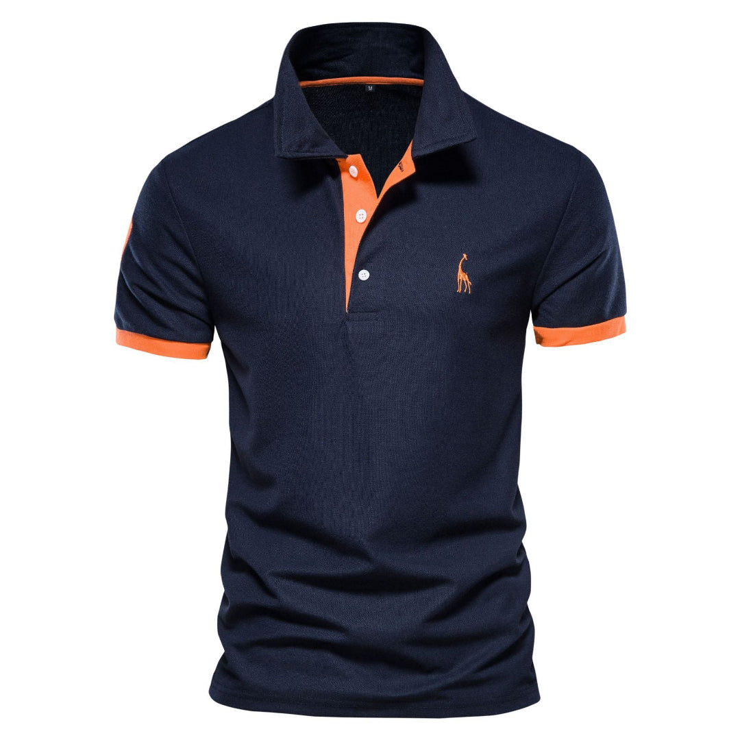 Polo pour homme à manches courtes de couleur bleu marine, avec col classique, patte de boutonnage contrastée orange et finitions contrastées aux manches, présenté sur fond blanc.
