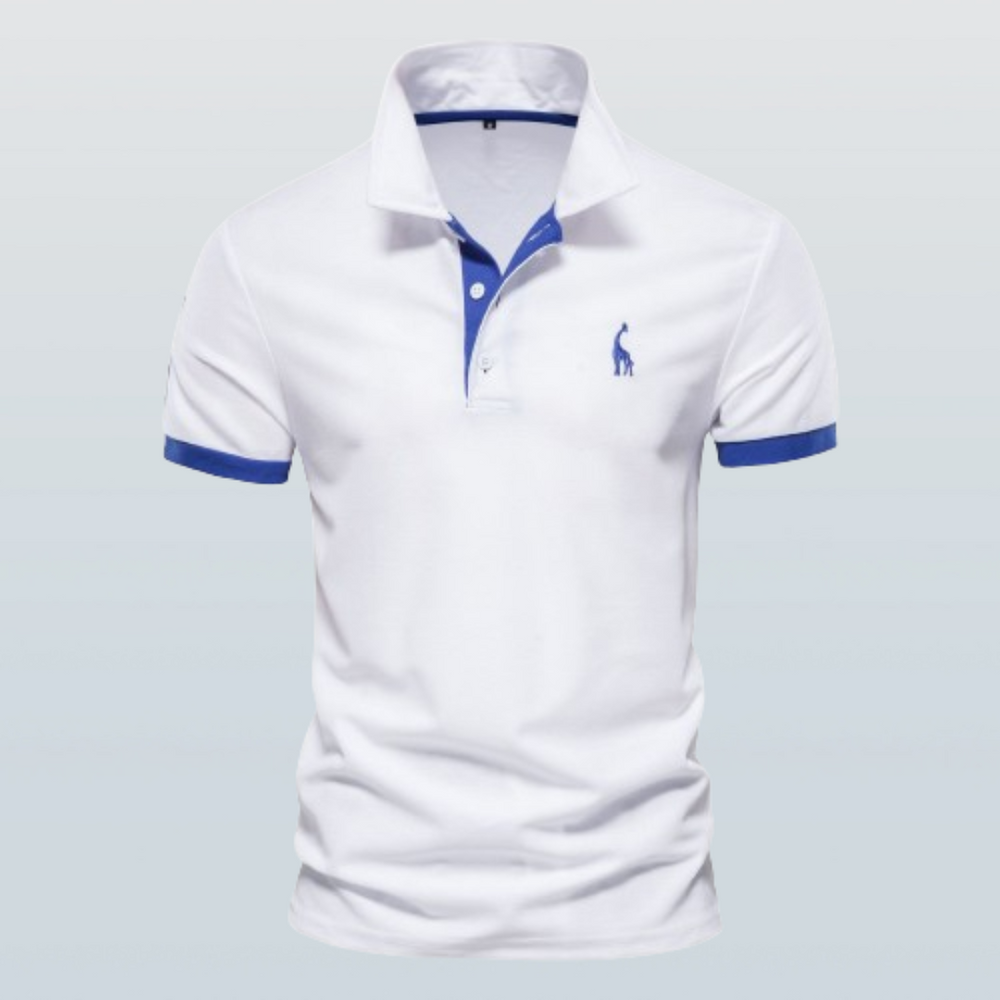 Polo pour homme à manches courtes de couleur blanche, avec col classique, patte de boutonnage bleue contrastée et finitions bleues aux manches, présenté sur fond clair.